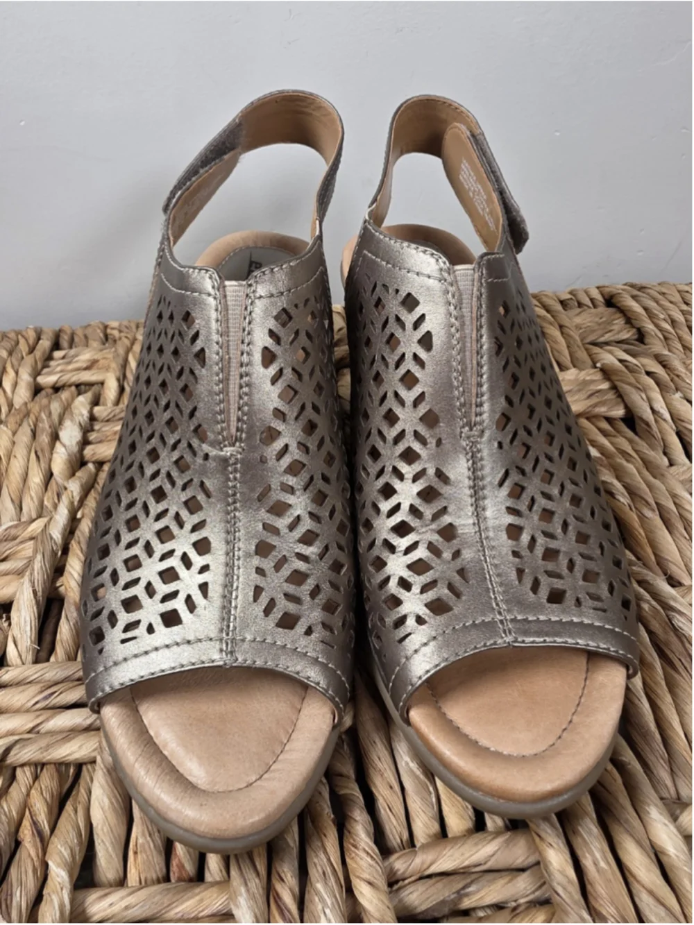Earth Cascade Platinum Sandals Sz 8.5 B Leather Laser Cut Wedge Slingback City